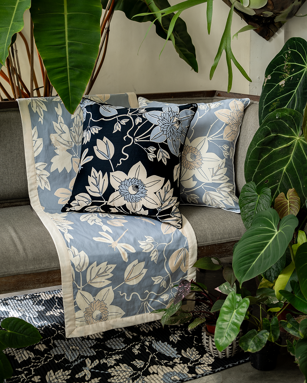 Sarung Bantal Organik Big Passion Flower Dove, 50 cm