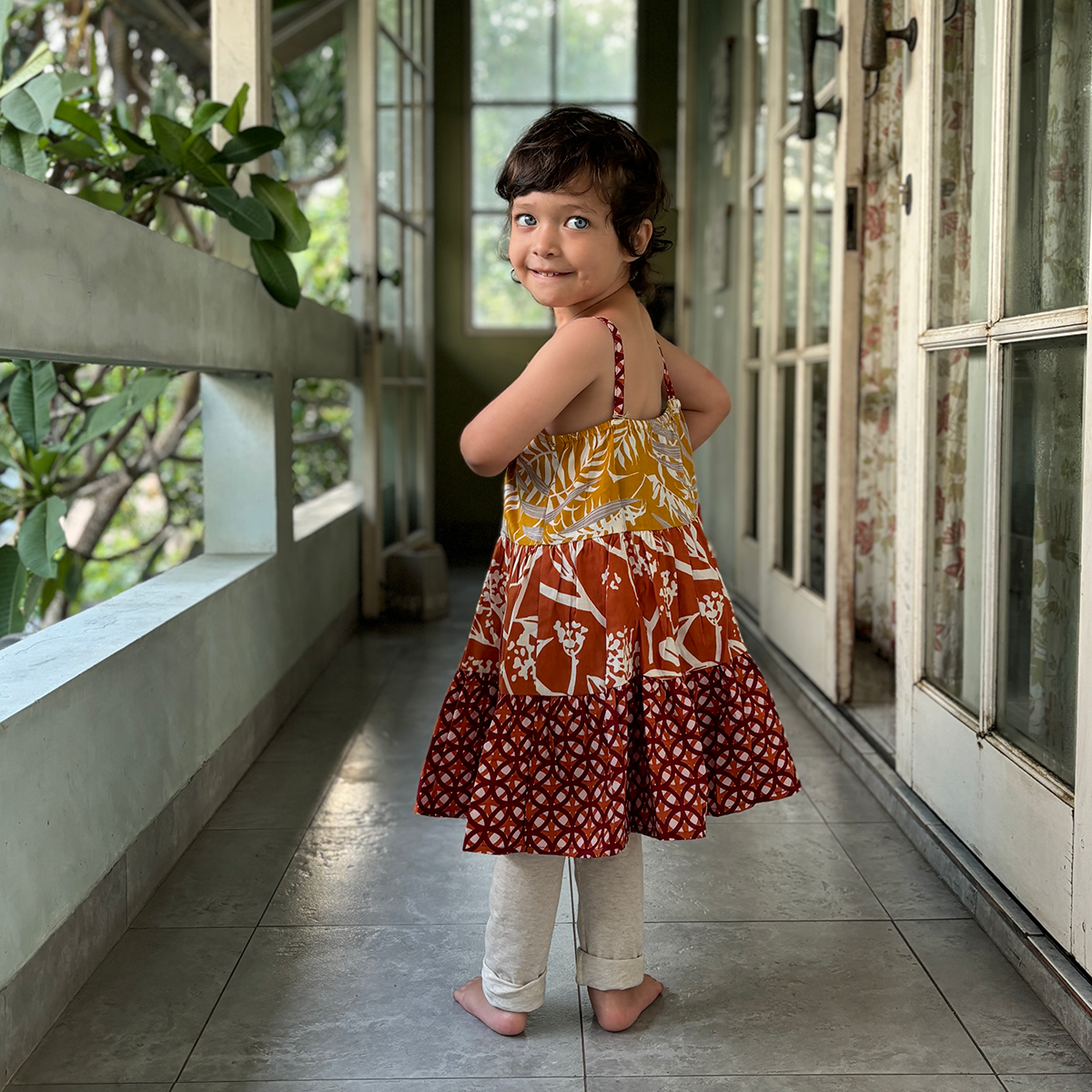 Gaun Ruffle Bermotif Scrappy Hangat, 3 ukuran