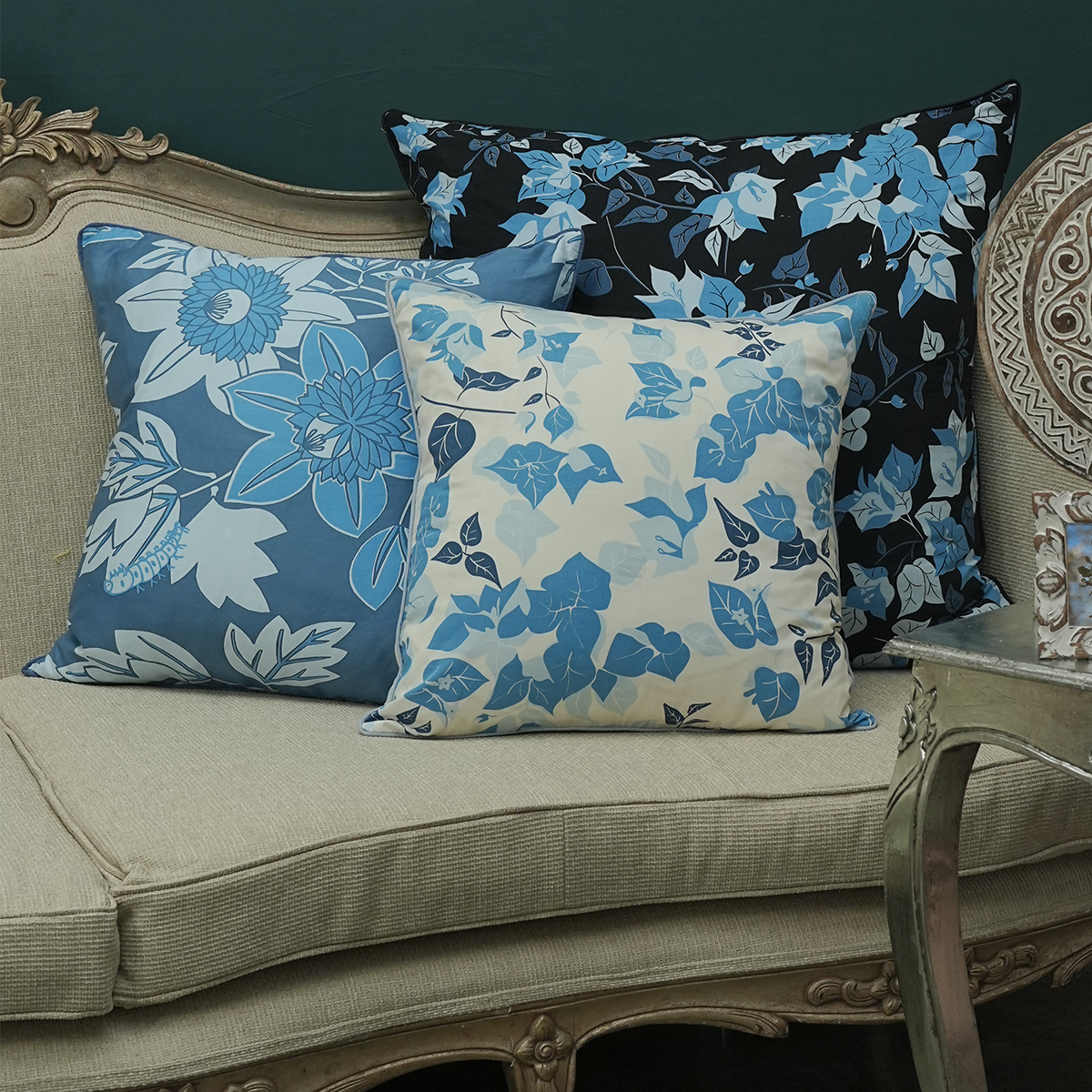 Sarung Bantal Bougainvillea Biru Hitam, 65 cm