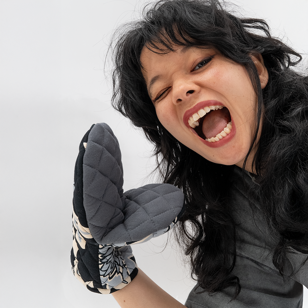 Passion Flower Onyx Short Oven Mitt