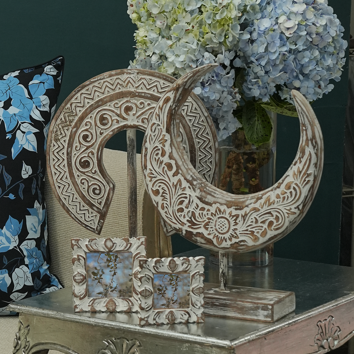 Hiasan Matahari Ukir dengan Cat Putih 