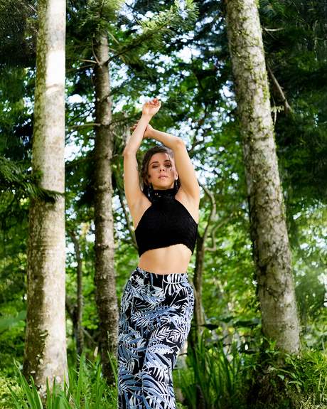 Crop Top Hitam dengan Detail Kerut, 2 Ukuran