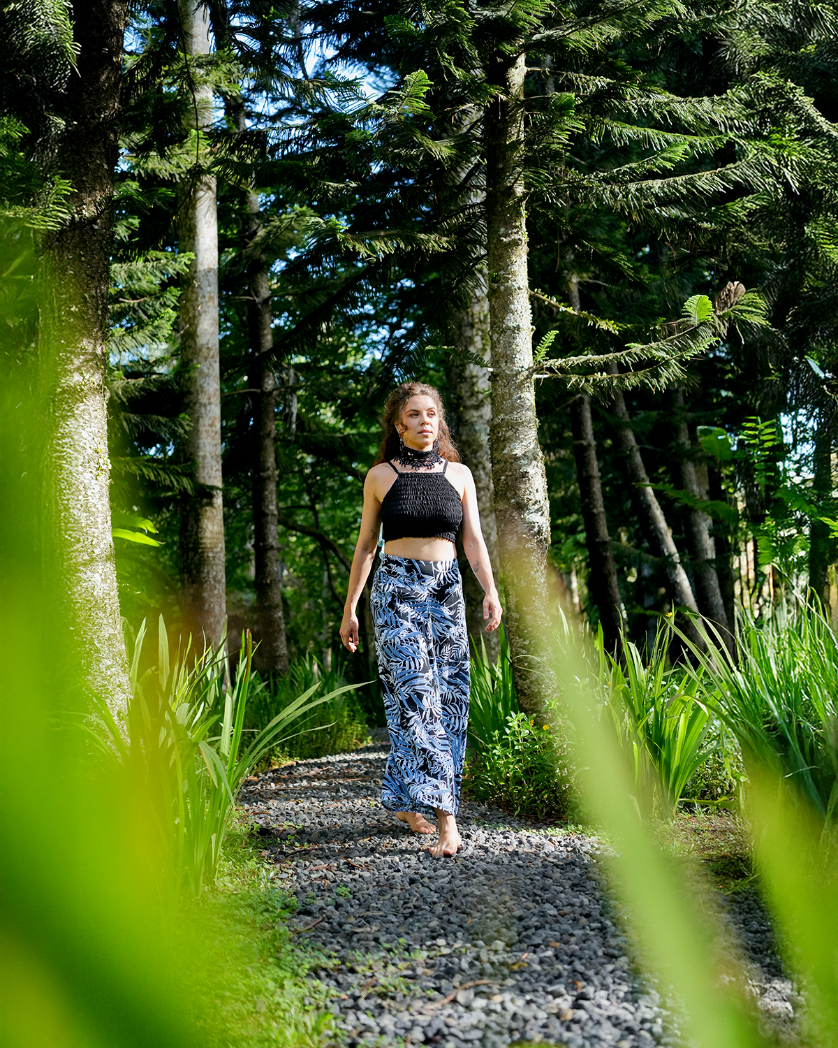 Celana Panjang Tencel Piazza Warna Biru Palm Hitam dengan Detail Kerut, 2 Ukuran