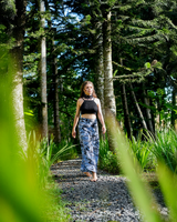 Celana Panjang Tencel Piazza Warna Biru Palm Hitam dengan Detail Kerut, 2 Ukuran