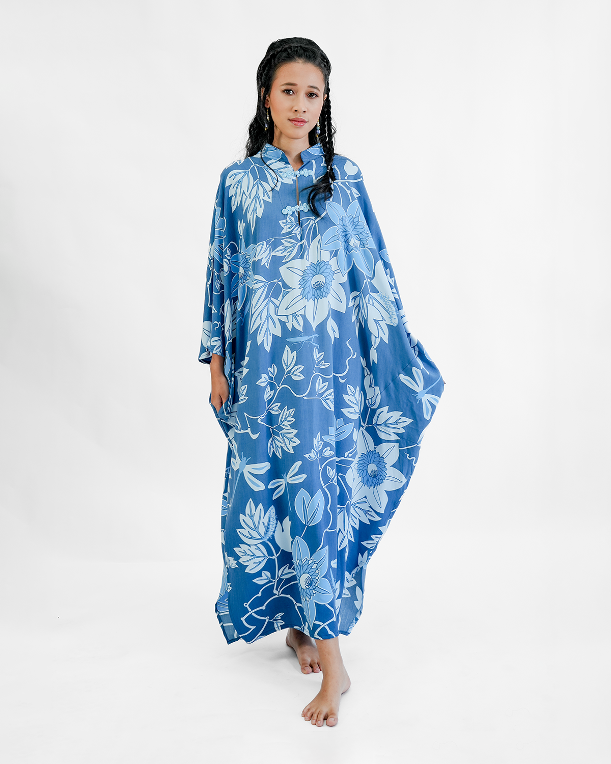 Kaftan Leher Tinggi Motif Bunga Markisa Biru, 1 Ukuran