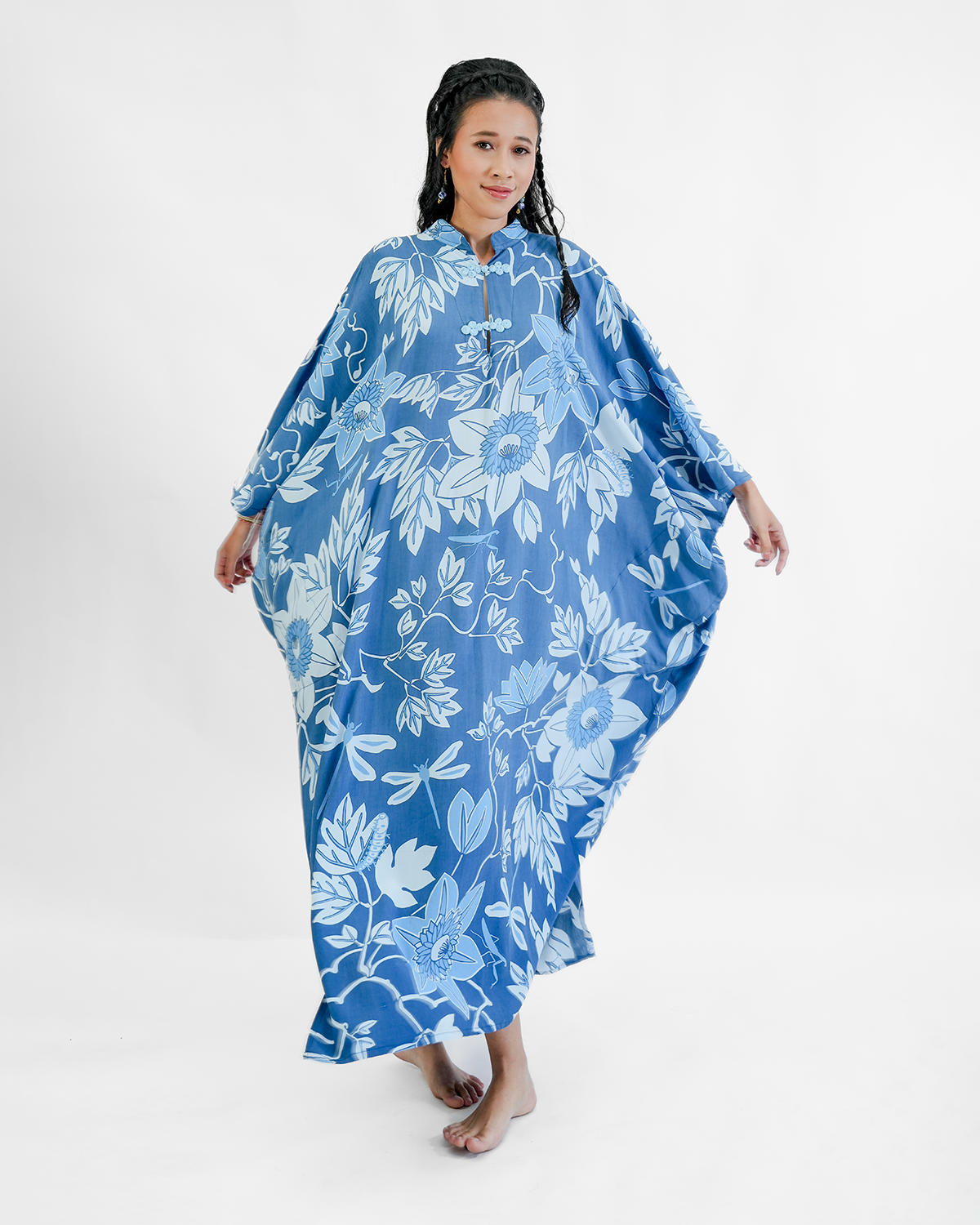 Kaftan Leher Tinggi Motif Bunga Markisa Biru, 1 Ukuran