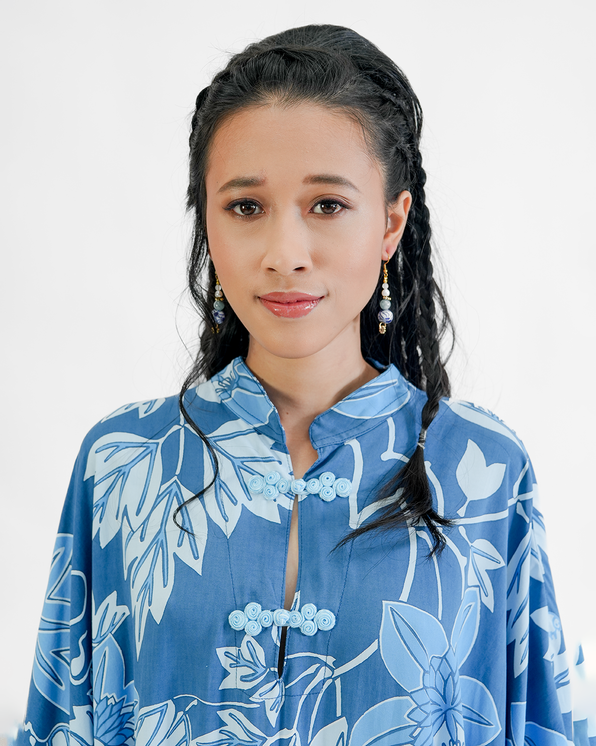 Kaftan Leher Tinggi Motif Bunga Markisa Biru, 1 Ukuran