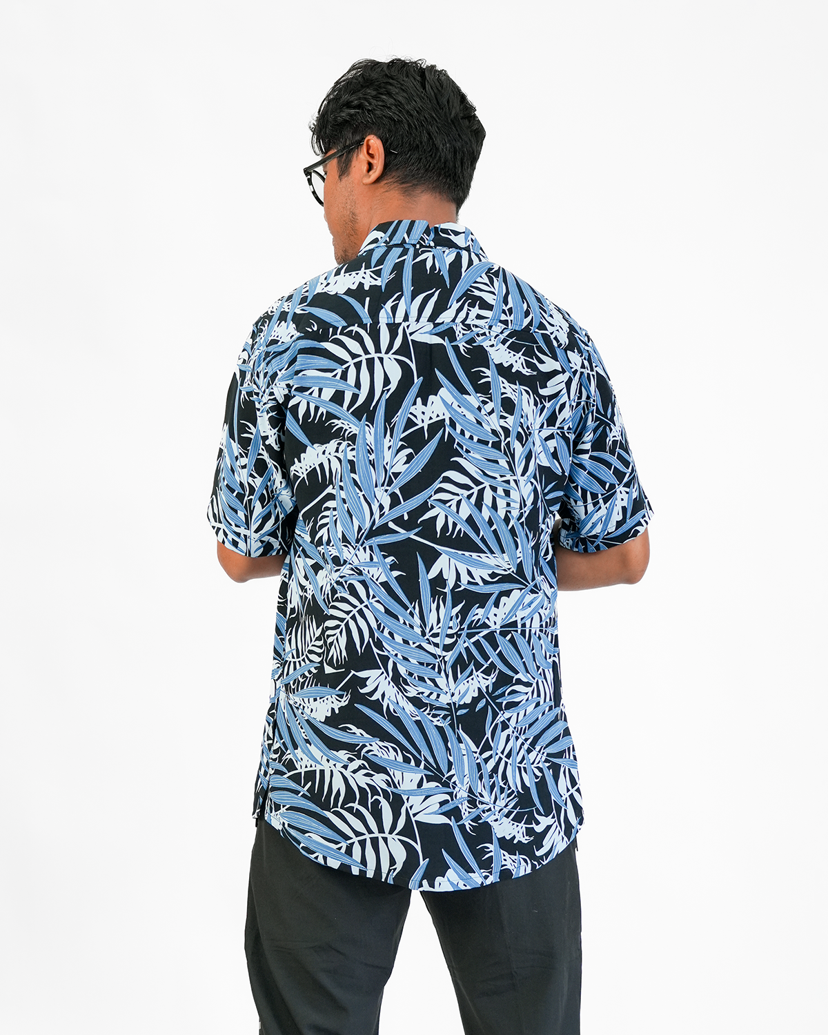 Kemeja Pria Lengan Pendek Tencel Biru Hitam, 3 Ukuran