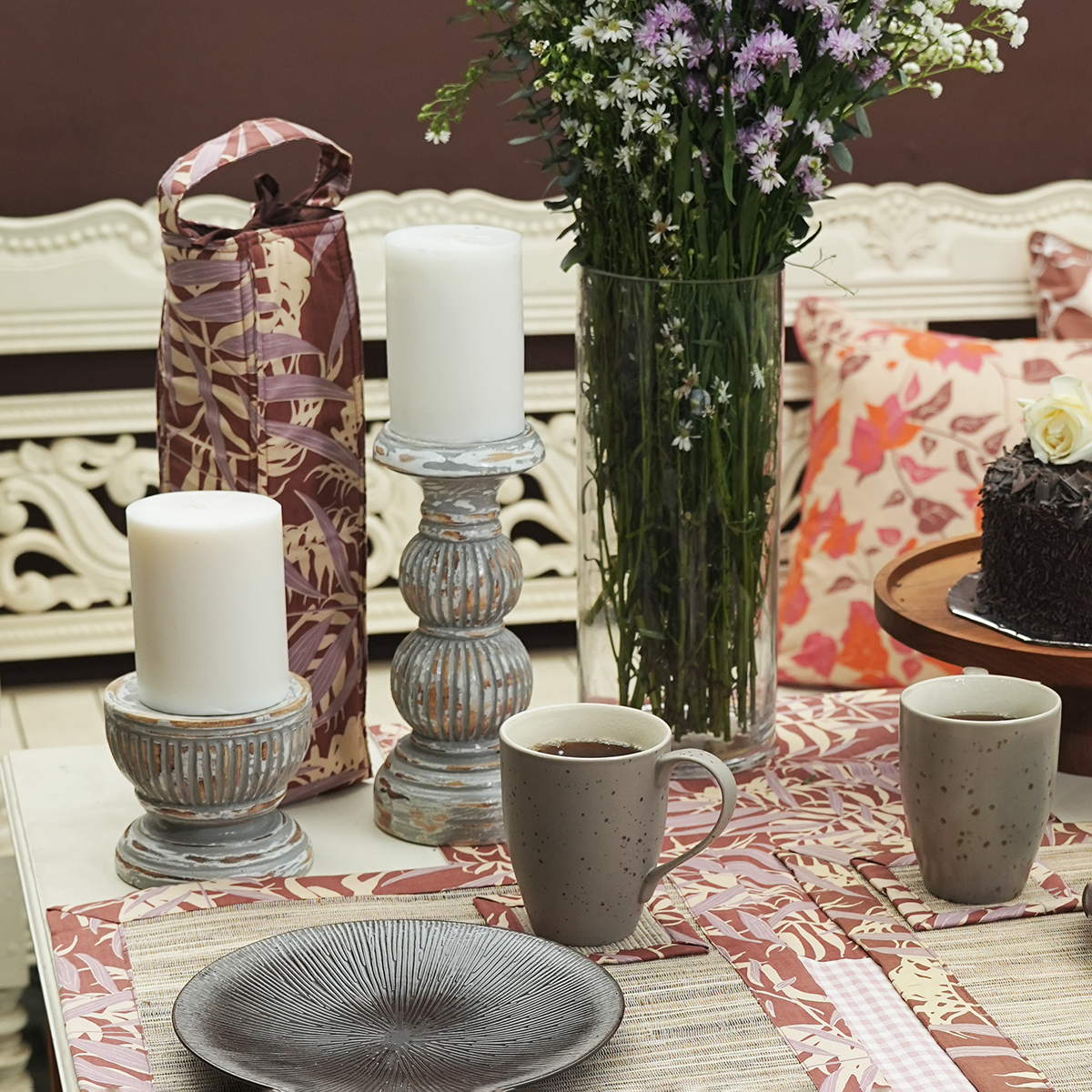 Tempat Lilin Tinggi dengan Finishing Antik