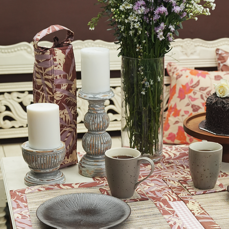 Tempat Lilin Tinggi dengan Finishing Antik