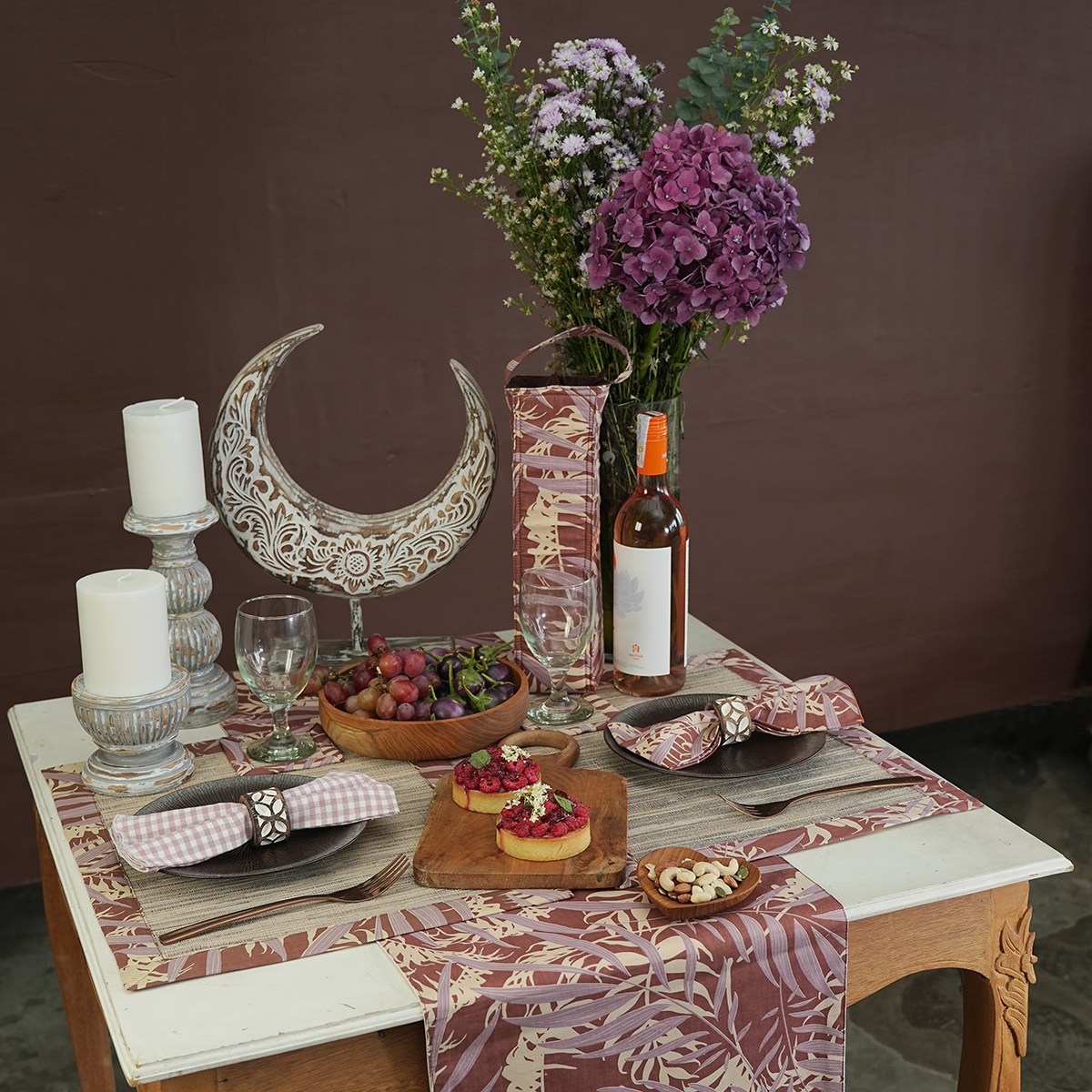 Tempat Lilin Tinggi dengan Finishing Antik