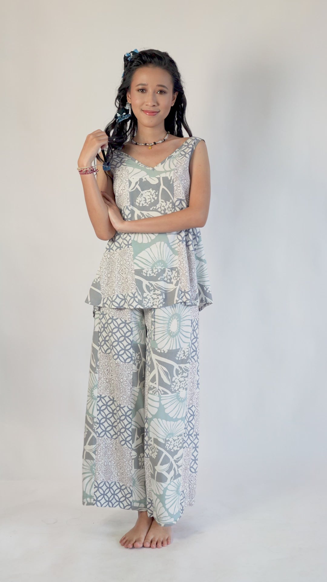 Atasan Swing Leher V Patchwork Abu-abu Krem, 2 Ukuran