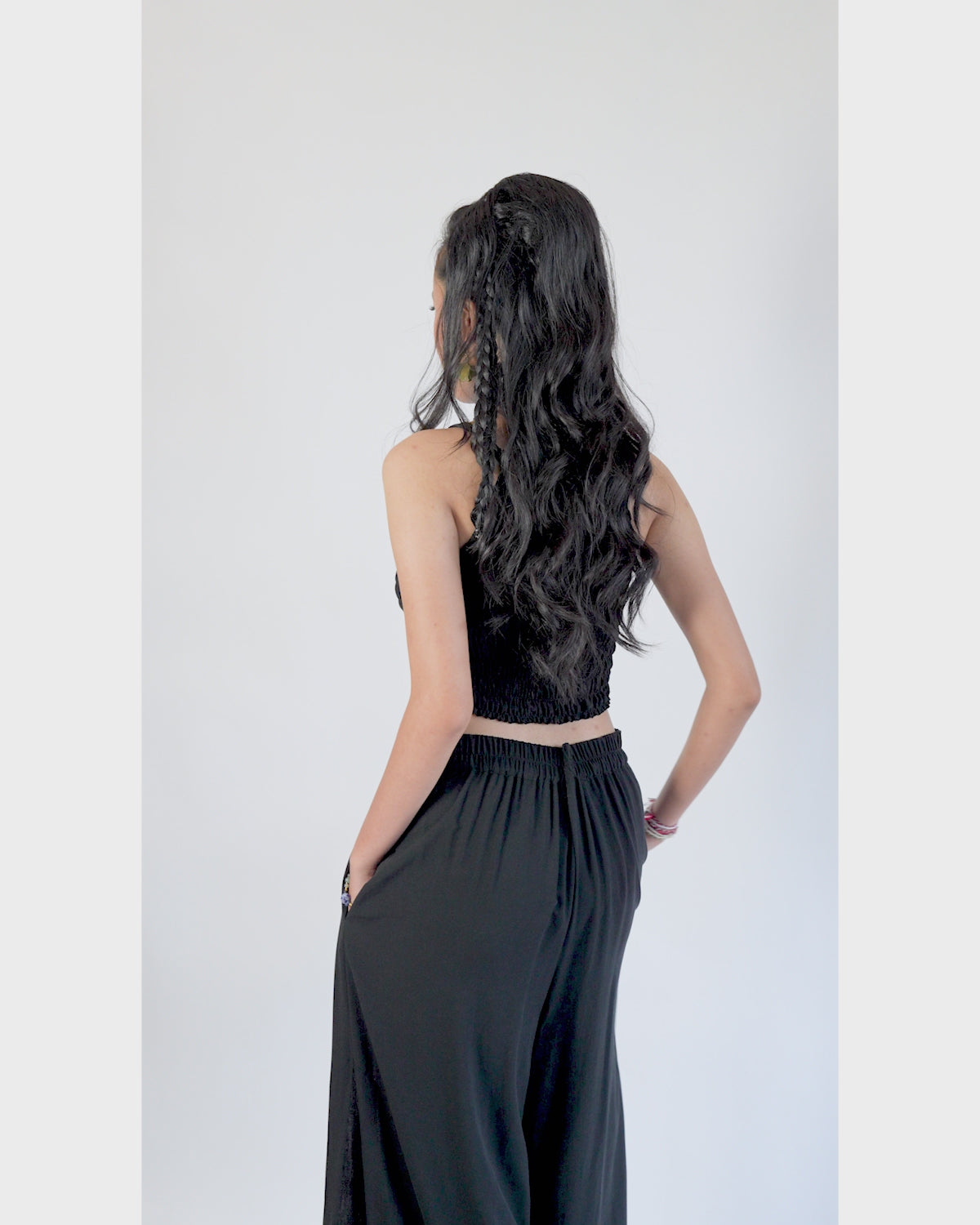 Crop Top Hitam dengan Detail Kerut, 2 Ukuran