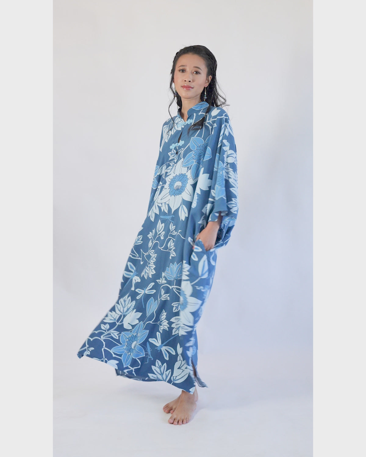 Kaftan Leher Tinggi Motif Bunga Markisa Biru, 1 Ukuran