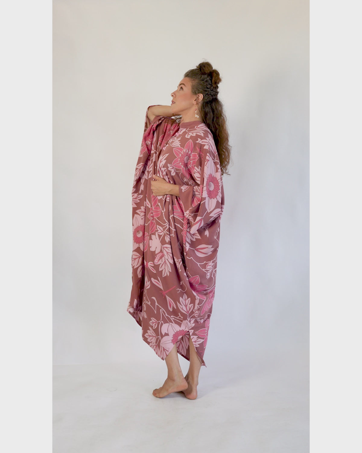 Kaftan Leher Tinggi Motif Bunga Markisa Sienna, 1 Ukuran