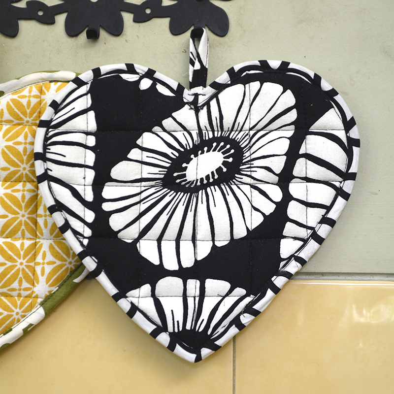 Black & White Sweetheart Pot Holder